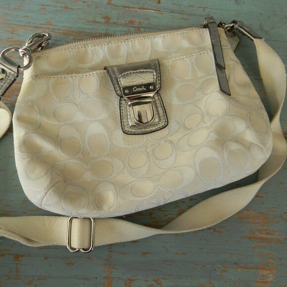 COACH Signature LOGO CANVAS/LEATHER POPPY SILVER/BEIGE Swingpack CROSSBODY BAG - Picture 1 of 10
